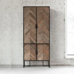 Zwarte Kast Met Visgraat Deuren