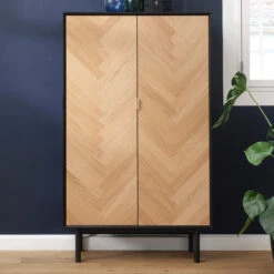 Wandkast Met Een Vissengraatpatroon